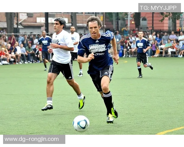 现实足球球星身体素质解析：力量、速度、耐力与灵活性的全面剖析