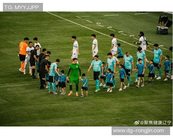 绿茵王者英姿尽显球场风云再现热血少年的帅气瞬间